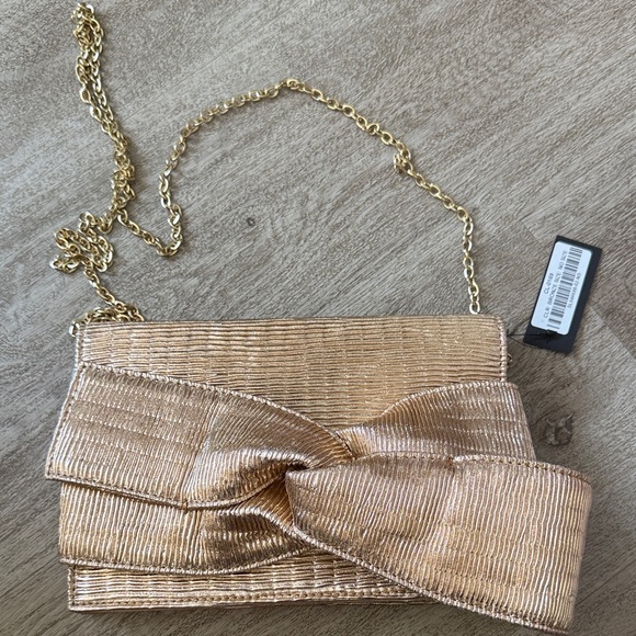 Lulus Handbags - Lulu's Metallic Gold Knot-Front Chain Crossbody